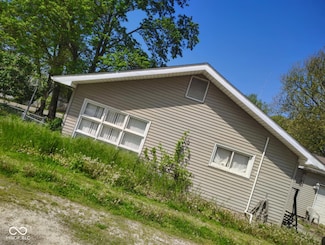 31 W Trinity Ave, Clinton, IN 47842