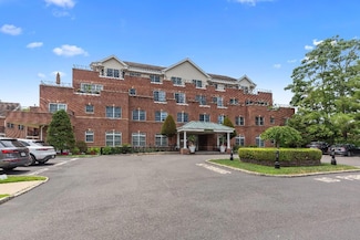 1 Portico Ct Unit 102, Great Neck, NY 11021