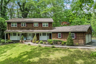 9 Maryland St, Dix Hills, NY 11746