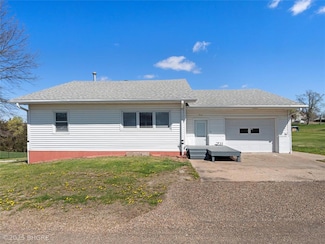 711 W 21st St, Lovilia, IA 50150