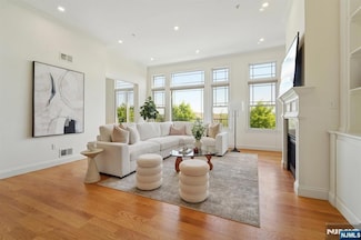 19 Summit Dr, North Caldwell, NJ 07006