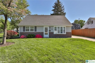 1322 W Rosemont Dr, Bethlehem, PA 18018