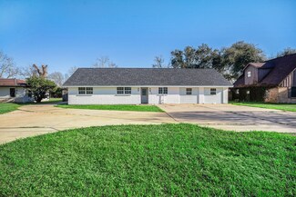 111 Lazy Ln, Lake Jackson, TX 77566