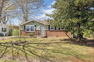 810 Country Club Dr, Clarksville, TN 37043