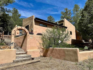 10 Lavender Rd, Ranchos de Taos, NM 87557
