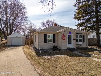 807 Sunset Dr, Grand Forks, ND 58201