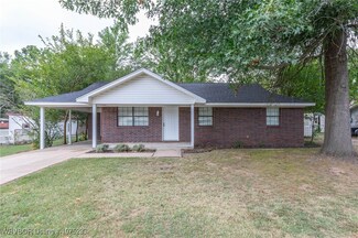 105 W Mckeen St, Paris, AR 72855
