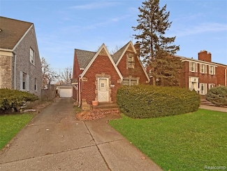 1768 Hampton Rd, Grosse Pointe Woods, MI 48236