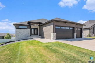 8209 E Ladyslipper Cir, Sioux Falls, SD 57110