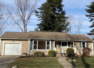 27 Kneeland St, Cranston, RI 02905