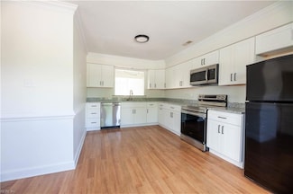 686 Lord Dunmore Dr, Virginia Beach, VA 23464