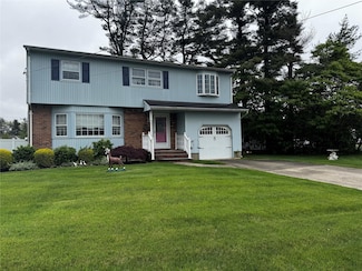 4 Susan Ct, Deer Park, NY 11729