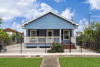 2219 Mckee St, Houston, TX 77009