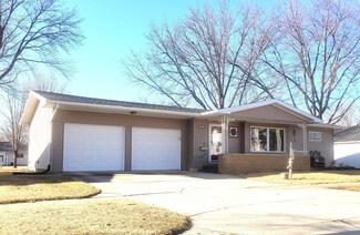 417 E 4th St, Readlyn, IA 50668