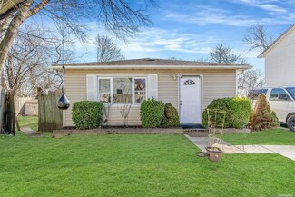 1002 Park Ave, Westbury, NY 11590