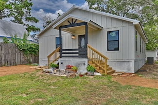 626 Front St, Sealy, TX 77474