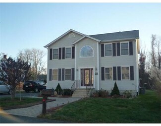 31 Old Farm Ln, Fall River, MA 02720