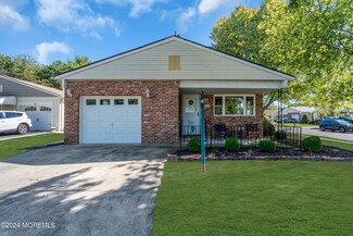 2 Balmoral Ct, Toms River, NJ 08757