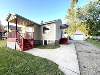 345 5th St SW, Plainview, MN 55964