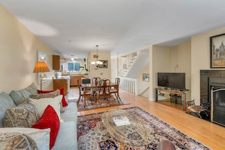 2 Thornhill Rd, Stratham, NH 03885