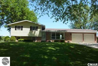 511 Wilcox Pkwy, Clare, MI 48617