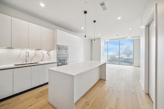 1711 Allen Pkwy Unit 2205, Houston, TX 77019