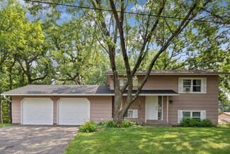 318 Paddington Rd, Willernie, MN 55090