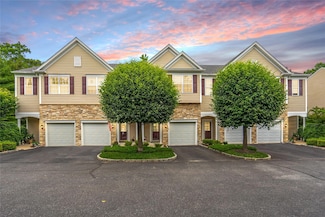 28 Virginia Pine Ln, Bay Shore, NY 11706