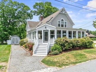 41 8th Ave, Warwick, RI 02886