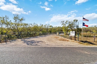 3137 County Road 5710, Devine, TX 78016