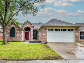 631 Engleside Dr, Arlington, TX 76018