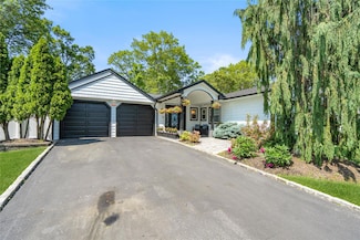 11 Gallatin Dr, Dix Hills, NY 11746
