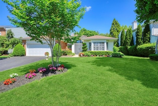 143 Country Club Dr, ComMacK, NY 11725