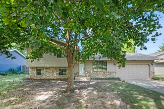 213 Windridge Dr, McHenry, IL 60050