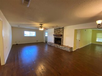 700 Austin Dr, Mineral Wells, TX 76067