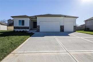 4605 SW 2nd St, Blue Springs, MO 64014
