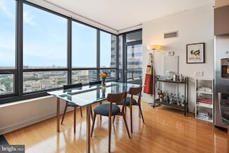 2101 Market St Unit 2801, Philadelphia, PA 19103