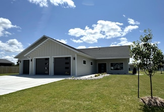 602 Lincoln St SE, Warroad, MN 56763