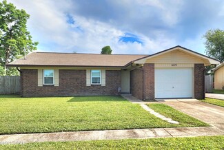 609 E Pine Forest Dr, Lynn Haven, FL 32444