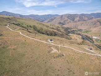 15 Cowboy Rd, Pateros, WA 98846