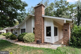 15 Crescent Ct, Sterling, VA 20164