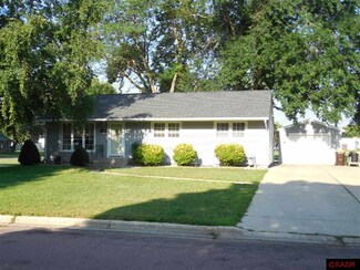 319 319 S Center Ave, Madelia, MN 56062