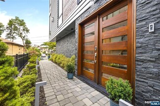 12 Hooks Ln, Edgewater, NJ 07020
