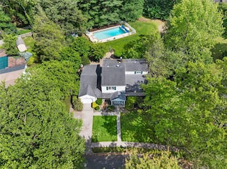 7 Kinsella St, Dix Hills, NY 11746