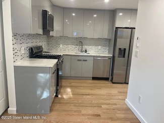 32 Floyd St, Staten Island, NY 10310