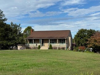 827 Wolf Creek Ln, Appomattox, VA 24522