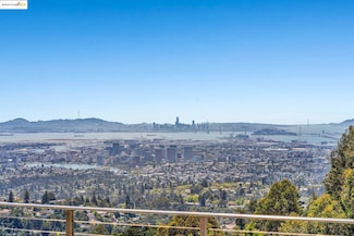 25 Holyrood Manor, Oakland, CA 94611