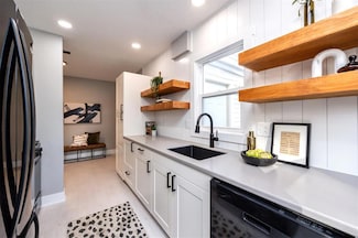 4609 Hickman Rd, Des Moines, IA 50310