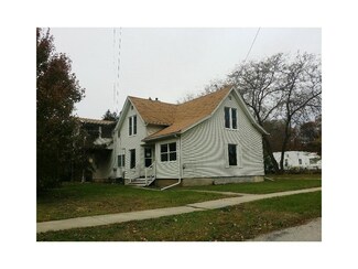 91 River St S, Central City, IA 52214