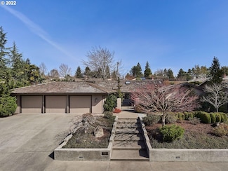 7735 SW Willowmere Dr, Portland, OR 97225